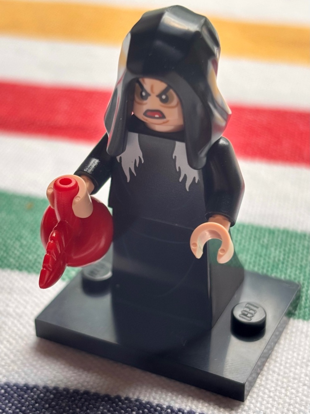 LEGO DISNEY "Evil Queen in Disguise" dis128 LIKE NEW! With stand & apple.
